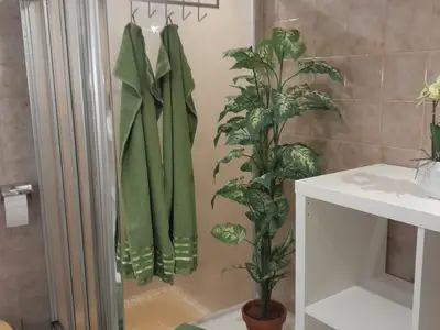 Badezimmer mit Duschkabine