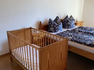 Schlafzimmer mit Gitterbett