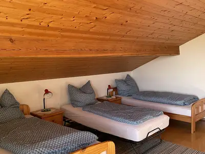 Kinderzimmer mit 3 Einzelbetten