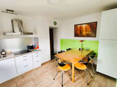 Moderne Küche mit Essbereich für 6 Personen