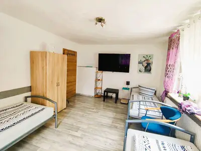 Schlafzimmer „Lavendel“ mit großem Smart-TV