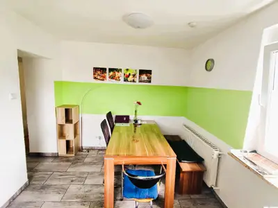 Großer Essbereich mit 6 Sitzplätzen in heller Wohnküche