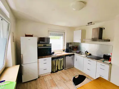 Voll ausgestattete Küche mit Fenster und Spülmaschine