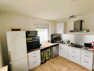 Voll ausgestattete Küche mit Fenster und Spülmaschine