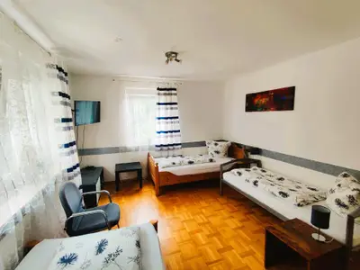 Schlafzimmer „Sonnenblume“ mit 3 Einzelbetten und Smart-TV