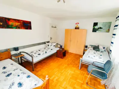 Schlafzimmer „Sonnenblume“ mit 3 Einzelbetten und Smart-TV