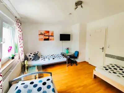 „Himmelblau“-Zimmer mit 3 Einzelbetten, Schreibtisch & Smart-TV