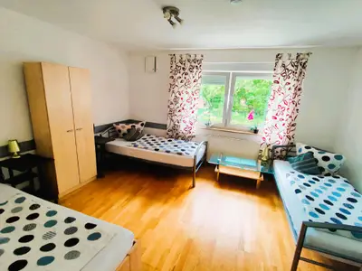 „Himmelblau“-Zimmer mit 3 Einzelbetten, Schreibtisch & Smart-TV