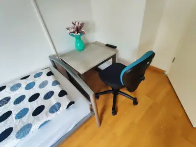 Kleiner Schreibtisch mit Stuhl im Schlafzimmer – ideal zum Arbeiten