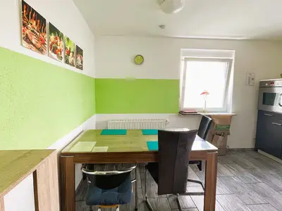 Großer Essbereich mit 6 Sitzplätzen in heller Wohnküche