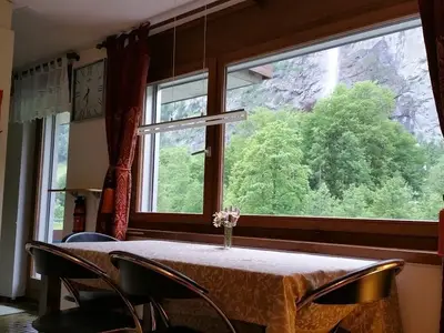 Direkter Blick auf den Wasserfall während Sie speisen