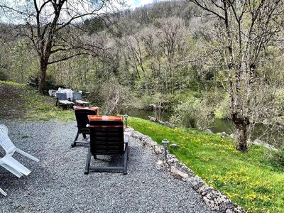 Terrasse vor den beiden Wohnungen mit direktem Zugang zum Fluss