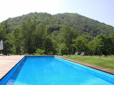 Blick vom Pool auf die Berge