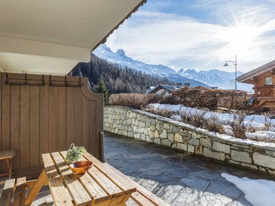 Sonnige Terrasse mit Picknickbank