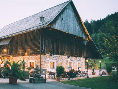 Unsere Stadlterrasse mit Blick auf den Spielplatz