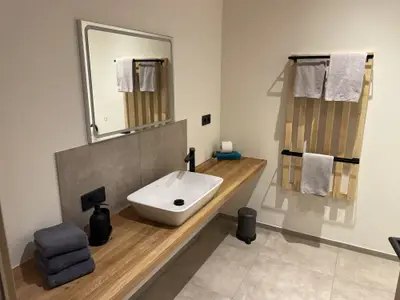 großes, modernes Badezimmer mit begehbarer Dusche