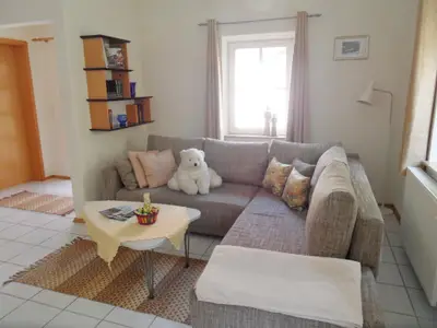 Gemütlicher Wohnbereich mit Ausziehschlafcouch