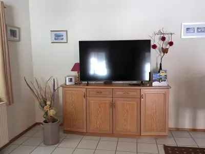 Helles und freundliches Wohnambiente, 55" Smart-TV