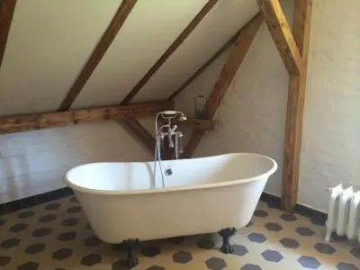 Badezimmer mit freistehender Badewanne