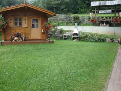 Gartenhütte im Sommer