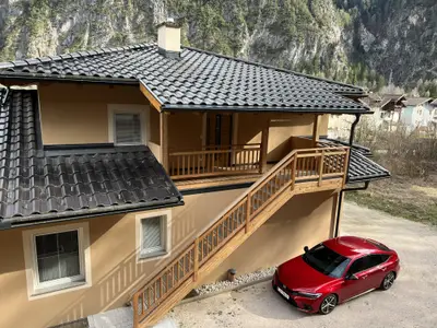 Eingang Wohnung und Parkplatz