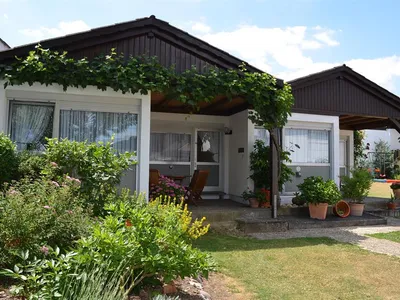 Garten_mit_Blick_auf_FeWo_M%c3%bcller-Thurgau_1__2