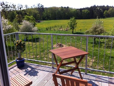 Balkon. mit Blick auf die Streuobstwiese