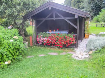 Gartenhaus mit Grillplatz