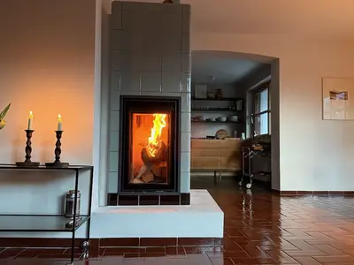 Wohnzimmer mit echtem Grundofen