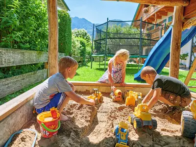 Spielplatz mit Sandkasten & Riesentrampolin