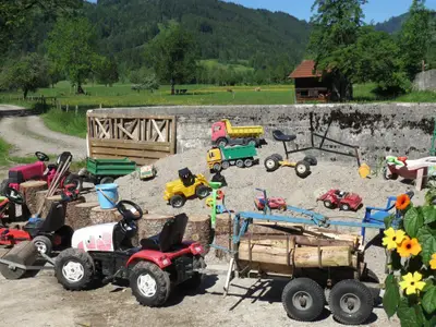 Sandkasten und Fahrgeräte