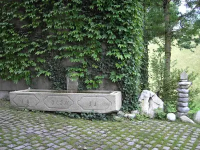 Hölzlhof alter Granitbrunnen von 1811