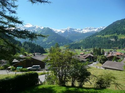 Sicht vom Garten ins Tal und auf die Berge