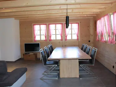 Esstisch und Fernseher