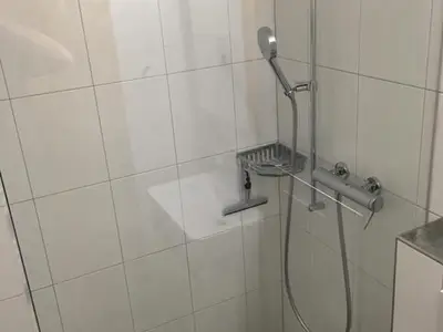 Badezimmer mit Dusche/WC
