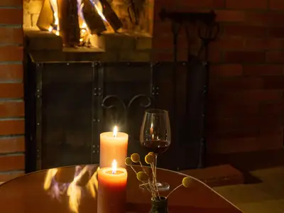Abends vor dem Kamin
