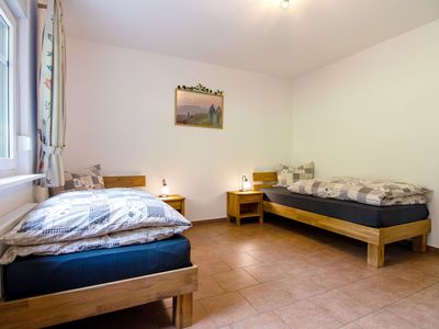 Blick ins Schlafzimmer 1 der Ferienwohnung Kornlammer