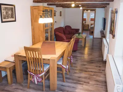 Das gemütliche Wohnzimmer der Fewo Waldblick