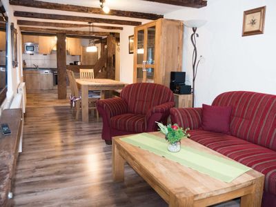 Das Wohnzimmer mit offener Küche der Ferienwohnung Waldblick