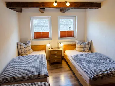 Hier sieht man das Schlafzimmer 1 mit 3 Einzelbetten der Fewo Waldblick