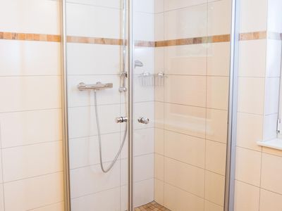 Hier sieht man das Badezimmer mit ebenerdiger Dusche in der Fewo Waldblick