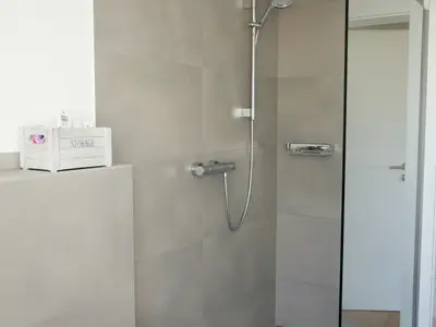 INSIDE, BATHROOM