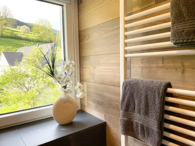 Dümmelberg - Badezimmer mit Blick ins Grüne