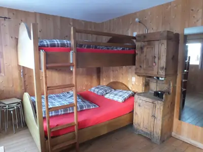 Doppelbett im Wohnraum