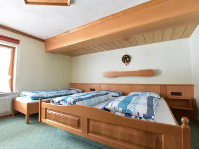 Schlafzimmer mit Zustellbett