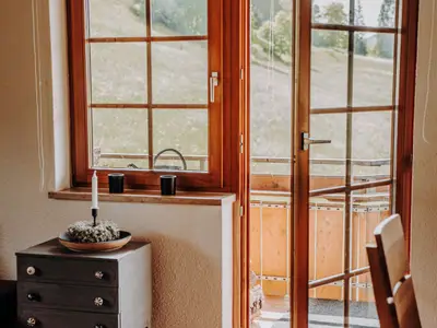 Wohnbereich mit Zugang zum Balkon