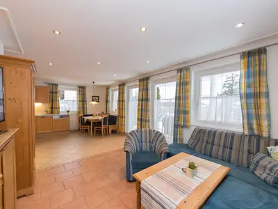 ferienwohnung-leogang-1Wohnzimmer mit TV