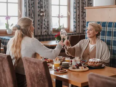 Stoaberg-Moods-indoor-Mutter-und-Tochter-web-8