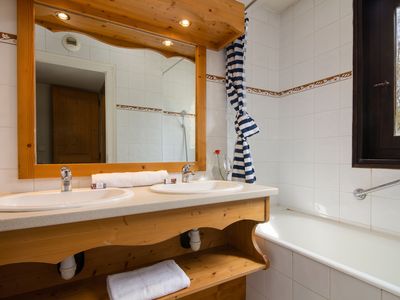 Badezimmer mit Badewanne / Dusche