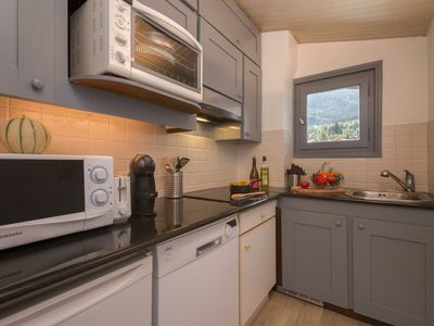 Voll ausgestattete Küche mit Geschirrspüler und Waschmaschine